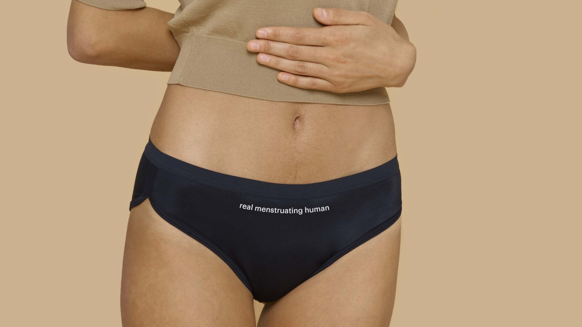 Modell der Periodenunterwäsche THINX „Sport“ mit Aufdruck „real menstruating human“. Mit diesem Slogan richtet sich der Fokus weg von „Frauen, die ihre Periode haben“ und schließt alle Menschen ein, auf die dies zutrifft.